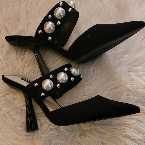 GORGEOUS BLACK SUEDE MULES W/ LARGE PEARLS - Picture 2 of 5